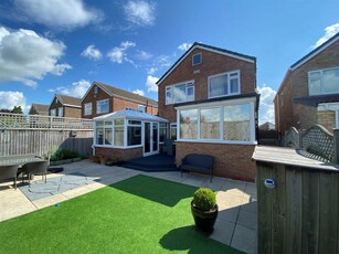 4 bedroom link detached house for sale in Ashgate Road, Willerby, Hull, HU10