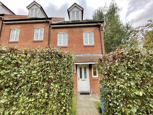 4 bedroom semi-detached house for rent in Tolye Road, Norwich, NR5