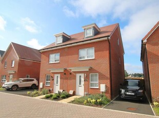 4 bedroom semi-detached house for sale in Gallard Way, Rackheath, NR13