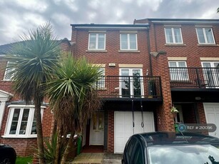 4 bedroom terraced house for rent in Cudworth Drive, Mapperley, Nottingham, NG3