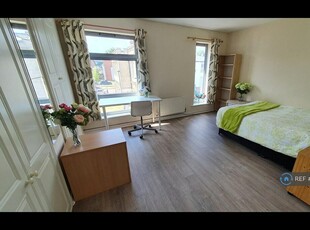 4 bedroom terraced house for rent in Nazareth Road, Nottingham, NG7