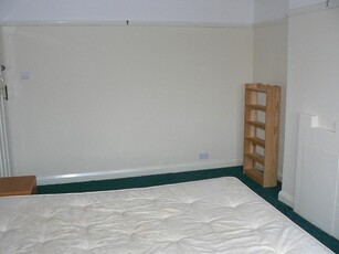 5 bedroom semi-detached house for rent in St. Helens Road, Leamington Spa, Warwickshire, CV31