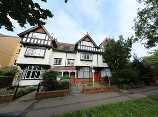 7 bedroom semi-detached house for sale in Westbourne Avenue, Hull, HU5