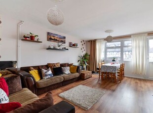 Duplex to rent in Farncombe Street, Godalming GU7