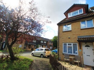 Flat to rent in Amanda Close, Chigwell IG7
