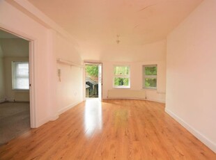 Flat to rent in Amersham Hill, High Wycombe HP13