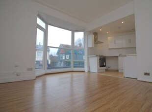 Flat to rent in Boundary Road, Hove BN3