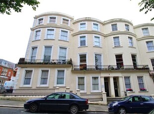 Flat to rent in Brunswick Road, Hove BN3