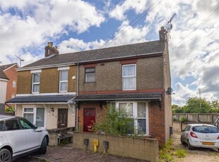 Flat to rent in Caulfield Road, Gorse Hill, Swindon, Wiltshire SN2