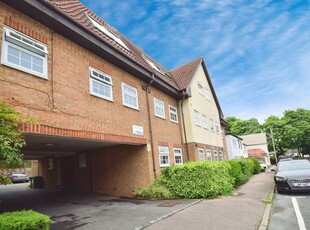 Flat to rent in Diceland Road, Banstead SM7