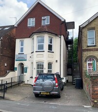 Flat to rent in Farnham Road, Guildford GU2