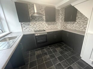 Flat to rent in Hollingworth Close, Middle Hillgate, Stockport SK1