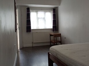 Flat to rent in Leyswood Drive, Ilford IG2