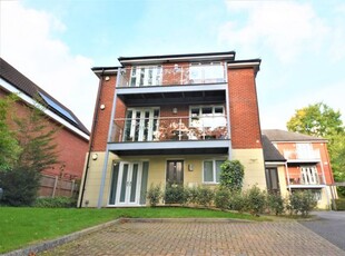 Flat to rent in London Road, High Wycombe HP11