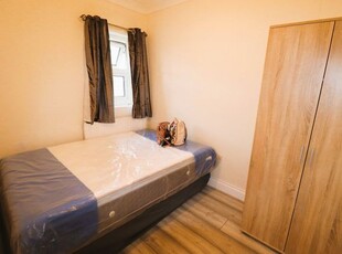Flat to rent in Melbourne Road, Ilford IG1