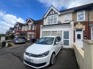 Flat to rent in North Road, Poole BH14