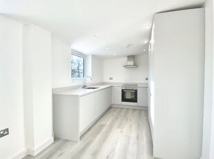 Flat to rent in Parkview House, 14 Oaklands Park, Wokingham, Berkshire RG41