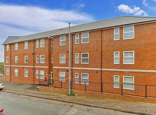 Flat to rent in Redvers Road, Chatham ME4