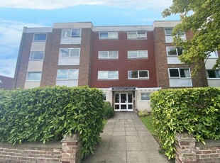 Flat to rent in Wakehurst Court, St Georges Road, Worthing BN11
