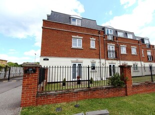 Flat to rent in Wisteria Court, Rayleigh Road, Thundersley SS7