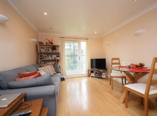 Flat to rent - Westbourne Drive, London, SE23