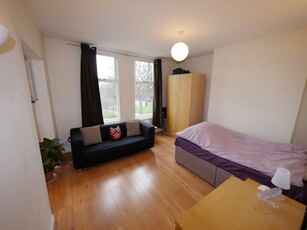 Studio flat for rent in Flat 4, 24 Blenheim SquareLeeds, LS2