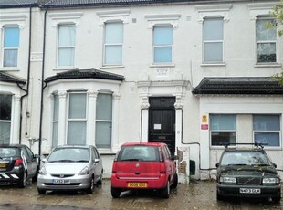 Studio to rent in Aldborough Road South, Seven Kings, Ilford IG3