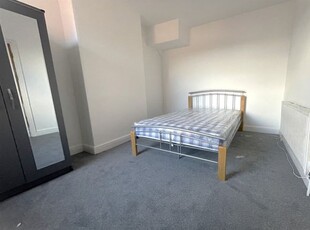 Terraced house to rent in Stanley Road, Nottingham NG7