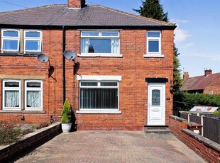 Town house to rent in Vicarage Avenue, Gildersome, Leeds LS27