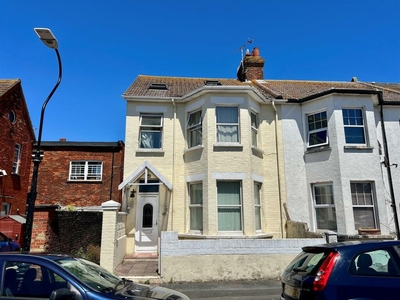 5 bedroom end of terrace house for sale in Halton Road, Eastbourne, BN22