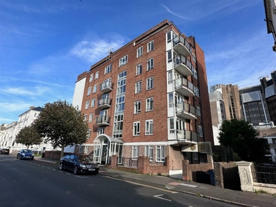 2 bedroom flat for sale in Howard House,Compton Street,Seafront, BN21