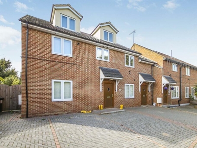 2 bedroom apartment for sale in Tipps Cross Lane, Hook End, Brentwood, CM15