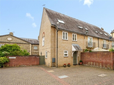 3 bedroom end of terrace house for sale in College Street, Bury St Edmunds, Suffolk, IP33