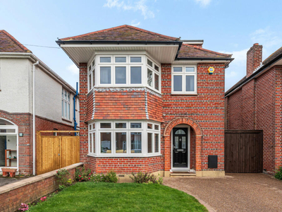 4 bedroom detached house for sale in Pentire Avenue, Upper Shirley, Southampton, Hampshire, SO15