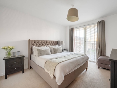 Flat in Lismore Boulevard, Colindale, NW9
