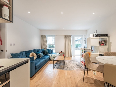 Flat in Beaufort Square, Colindale, NW9