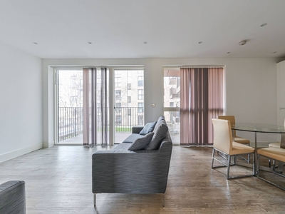 Flat in Lakeside Drive, Park Royal, NW10
