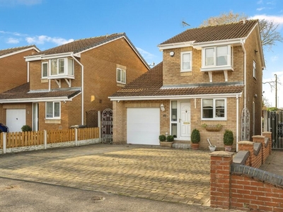 3 bedroom detached house for sale in Meadow Croft, Edenthorpe, Doncaster, DN3