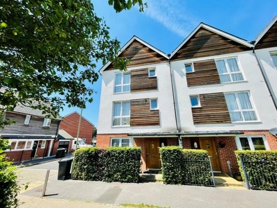 4 bedroom end of terrace house for sale in Mallory Road, Basingstoke, RG24