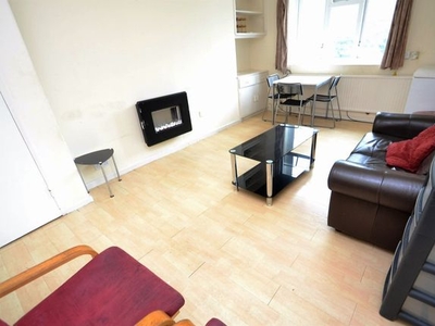 Flat to rent in Grenham Ave, Hulme, Manchester. 4HD. M15