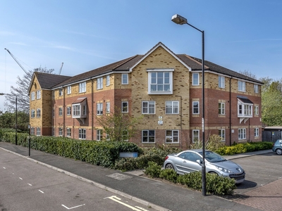 Flat to rent - Thyme Close, London, SE3