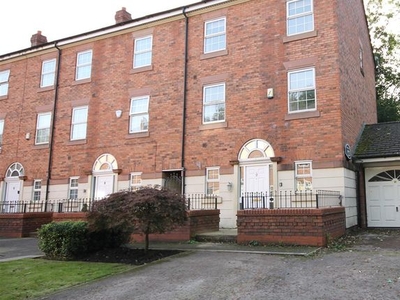Town house to rent in Manthorpe Avenue, Roe Green, Worsley M28