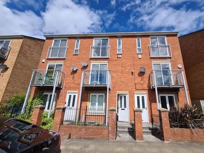 Town house to rent in St. Wilfrids Street, Hulme, Manchester. M15