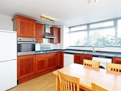 2 bedroom property to let in Clarence Road Windsor SL4