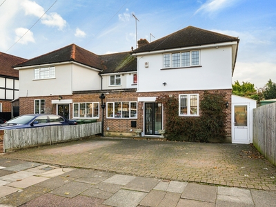 3 bedroom property for sale in The Gardens, Watford, WD17
