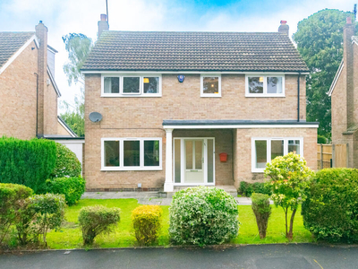 4 bedroom detached house for sale in Shadwell Park Gardens, Leeds, LS17