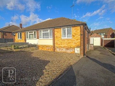Bungalow to rent in Prior Way, Colchester, Essex CO4
