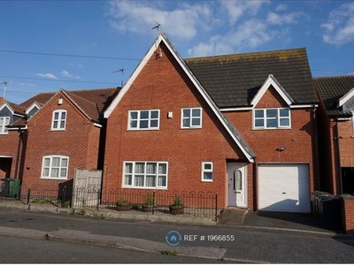 Detached house to rent in Pevensey Road, Loughborough LE11