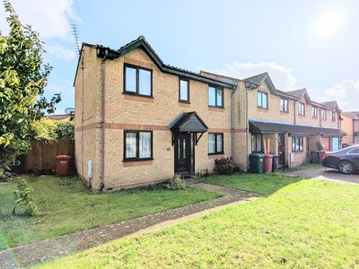 End terrace house to rent in Lowestoft Drive, Slough SL1