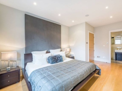 Flat to rent in Cornwall Gardens, South Kensington, London SW7